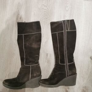 Used tall browns boots
